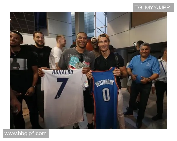 足球球星携女友度假悠闲时光 两人甜蜜游玩共享浪漫假期